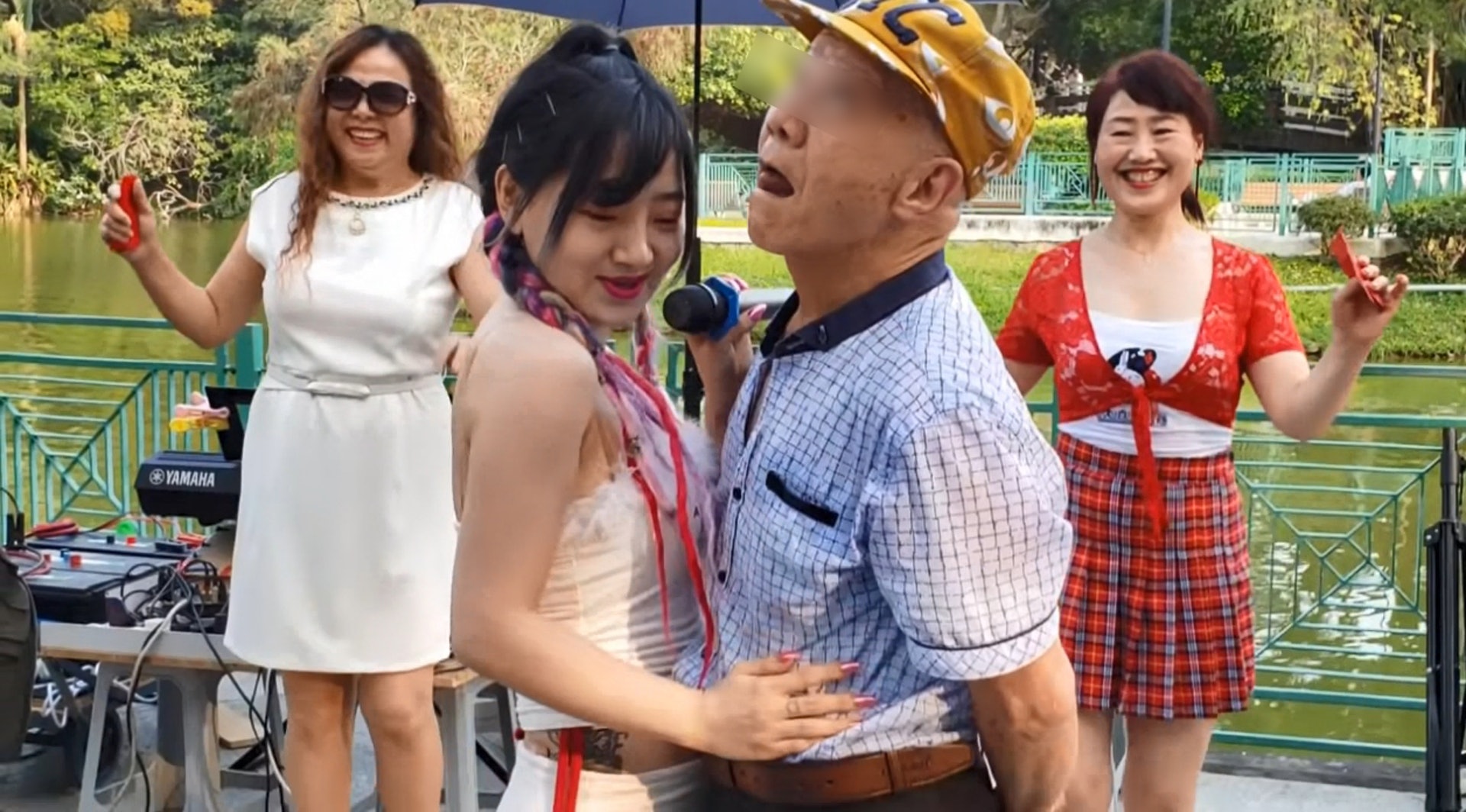 娜娜2019年在屯門公園勁歌熱舞的影片當時在網上廣傳，令她與忠實粉絲Happy伯成為網絡紅人！