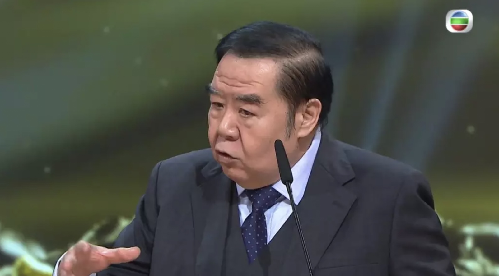 現年71歲的鄭則仕在今年1月驚喜現身《萬千星輝頒獎典禮2022》。