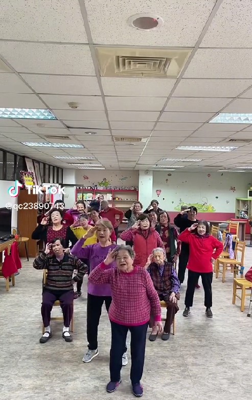 一群老人在大跳KPOP熱舞。