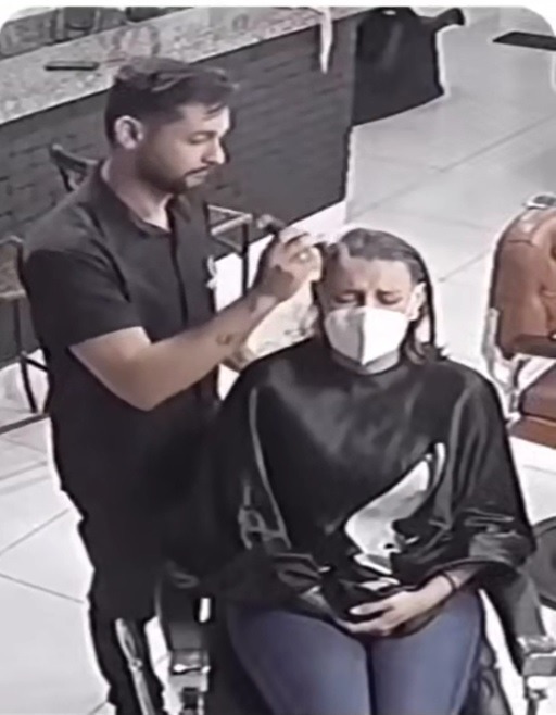 一名罹患癌症的女子來到理髮廳，決定把頭髮全部剃光。