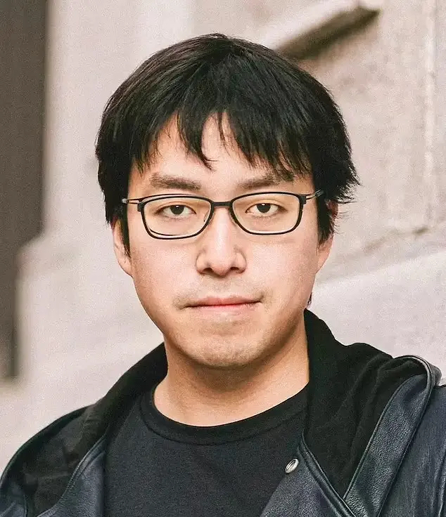 美國耶魯大學經濟學副教授成田悠輔（Yusuke Narita）表示，唯一的解決辦法是讓老年人集體切腹自殺，在社交上的切腹也可以。