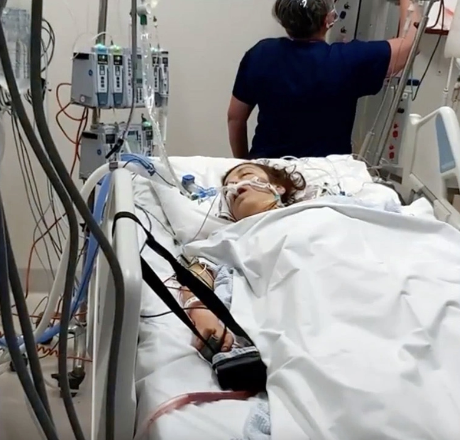 澳洲母親Vicki Derderian心臟衰竭,需依靠心室輔助器來維持心臟功能。