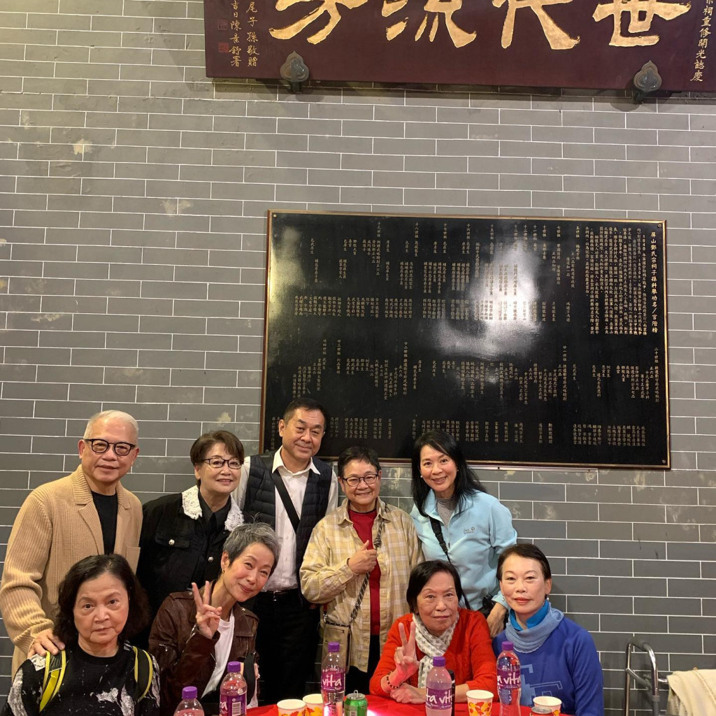 可見相片中余慕蓮的精神狀態良好,大手擧V!