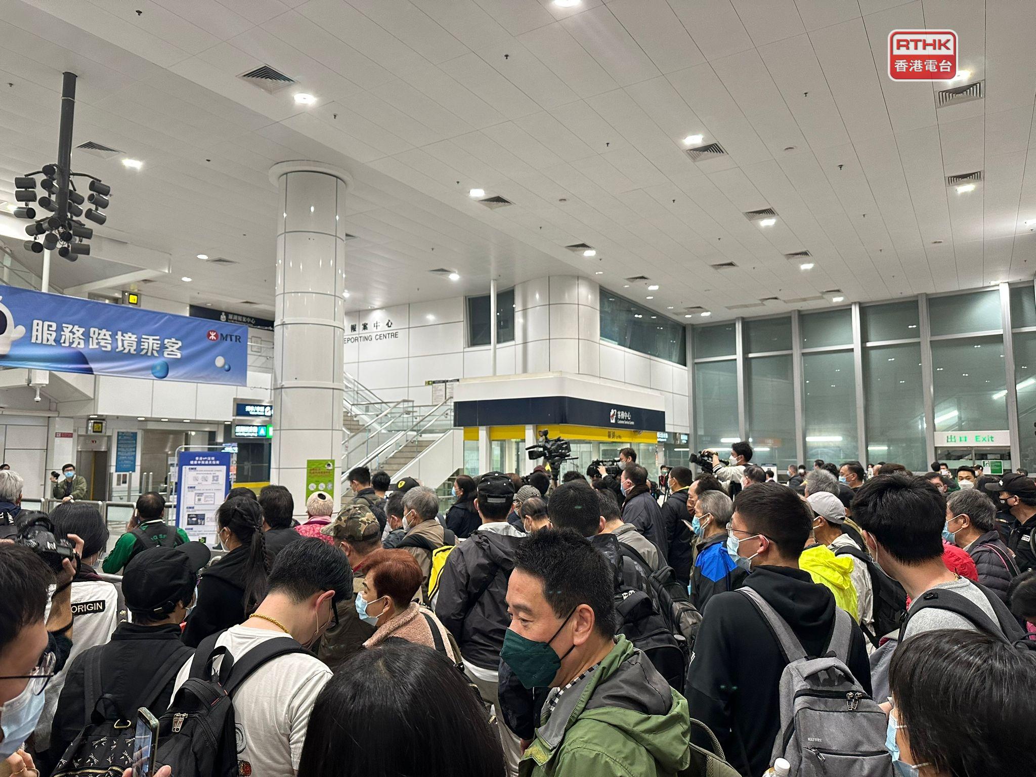 首班由上水開往羅湖的東鐵綫列車早上6時前開出,清晨已有一批市民在羅湖口岸等候過關。