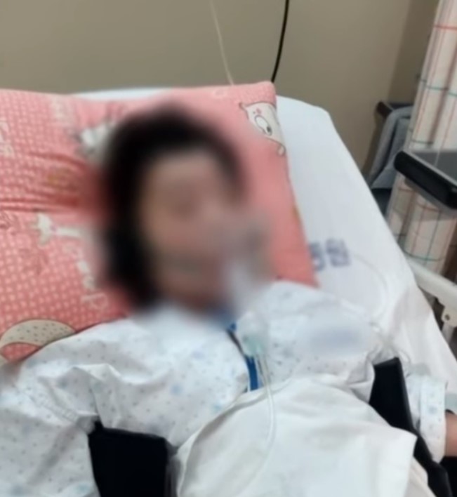 患病女兒常年生活無法自理。