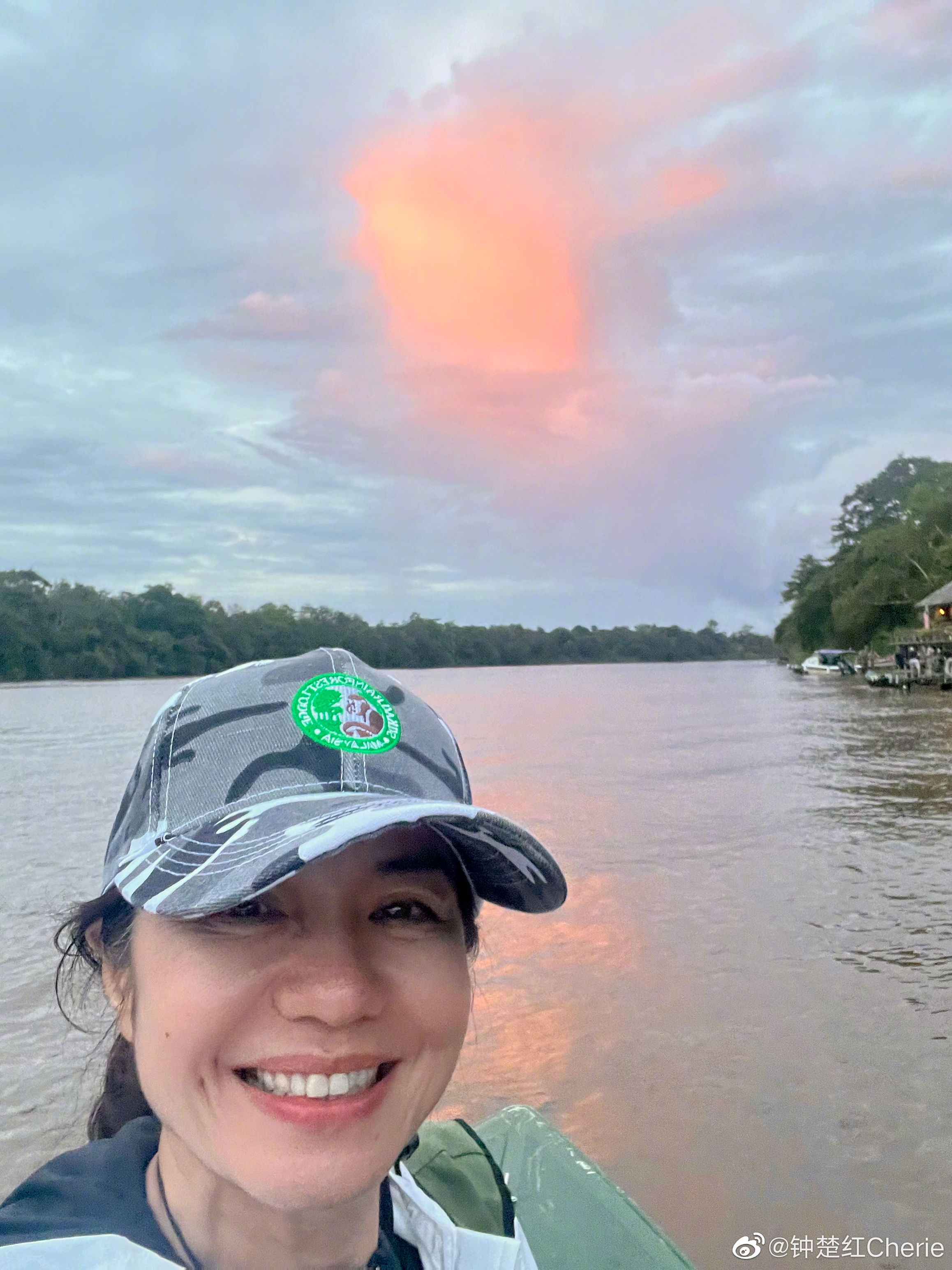 鍾楚紅曬出在馬來西亞沙巴的風景合照，從相片中看出容貌依然美麗。