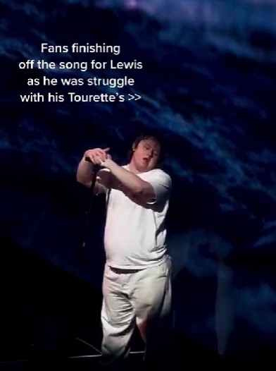 儘管不停的抽搐也堅持唱下去。