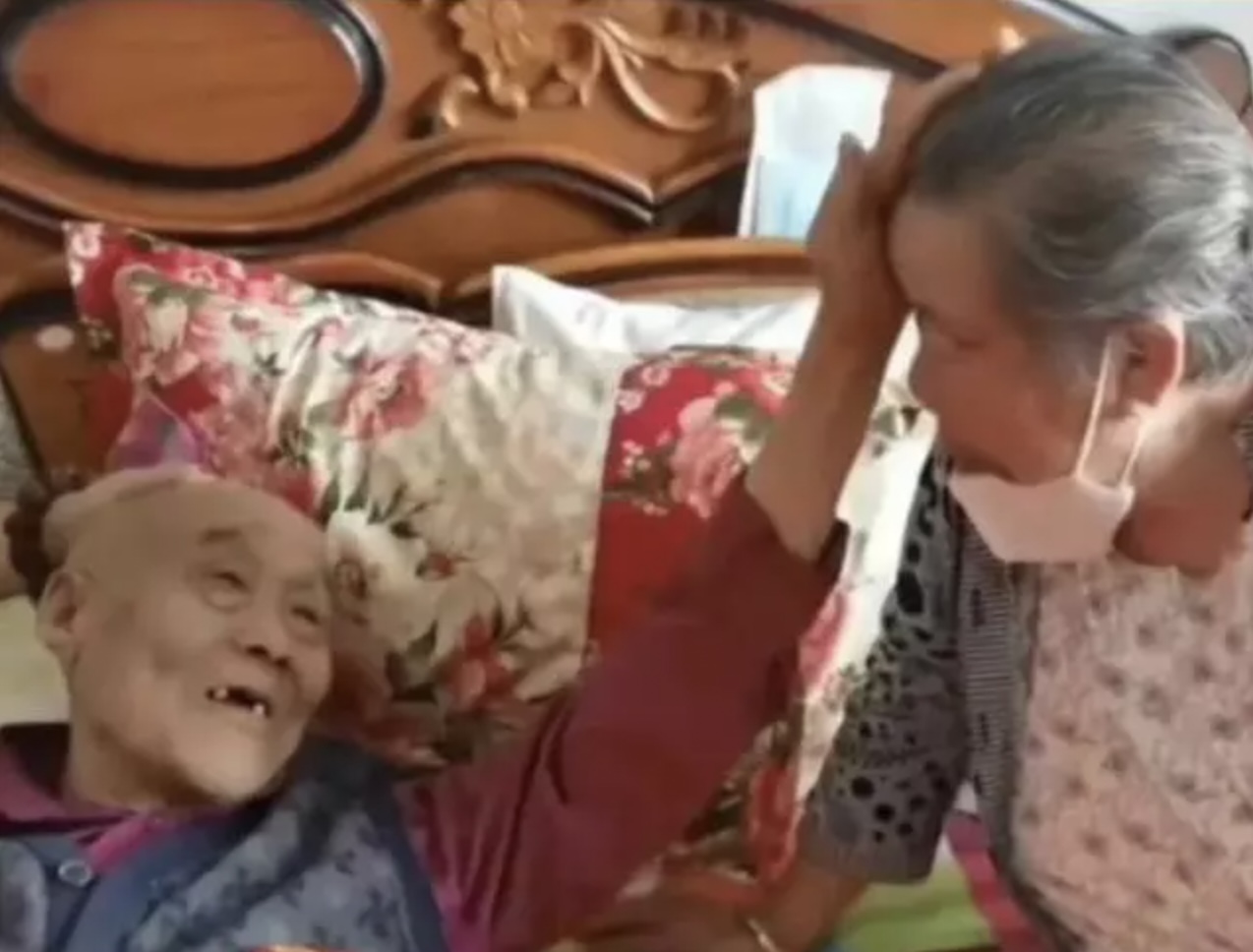 網民:「那摸頭的舉動,包含了多少愛意!」