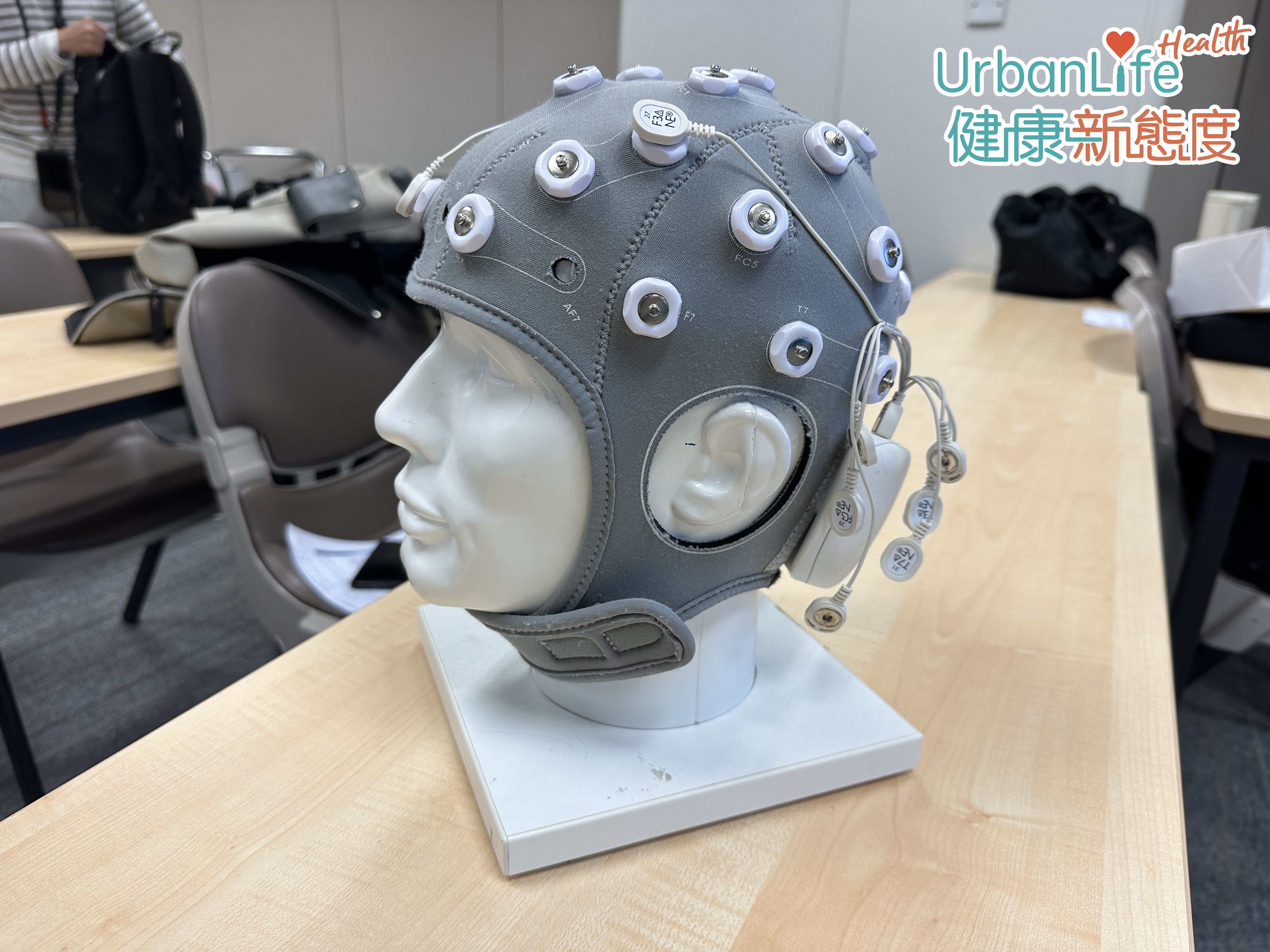 精神科專科醫生佘嘉倩佘嘉倩稱，微電流治療初步並無嚴重的副作用，一般只有在刺激位置感到輕微痕癢或輕微刺痛。