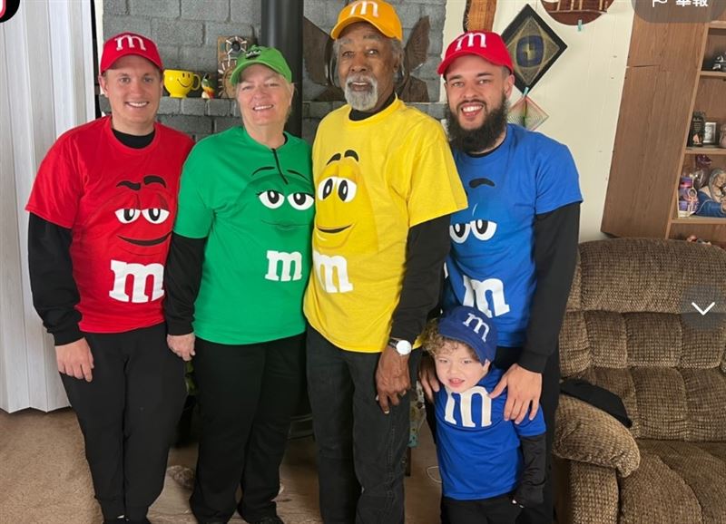 家人換上M&M’s不同角色的帽子和襯衫。