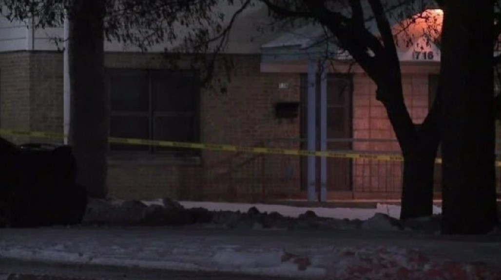 男友用沙發擋住前門,自己則從後門逃跑。