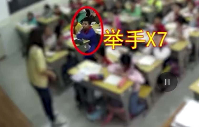 男孩10分鐘裏連續舉手7次,老師直到第7次才詢問他。