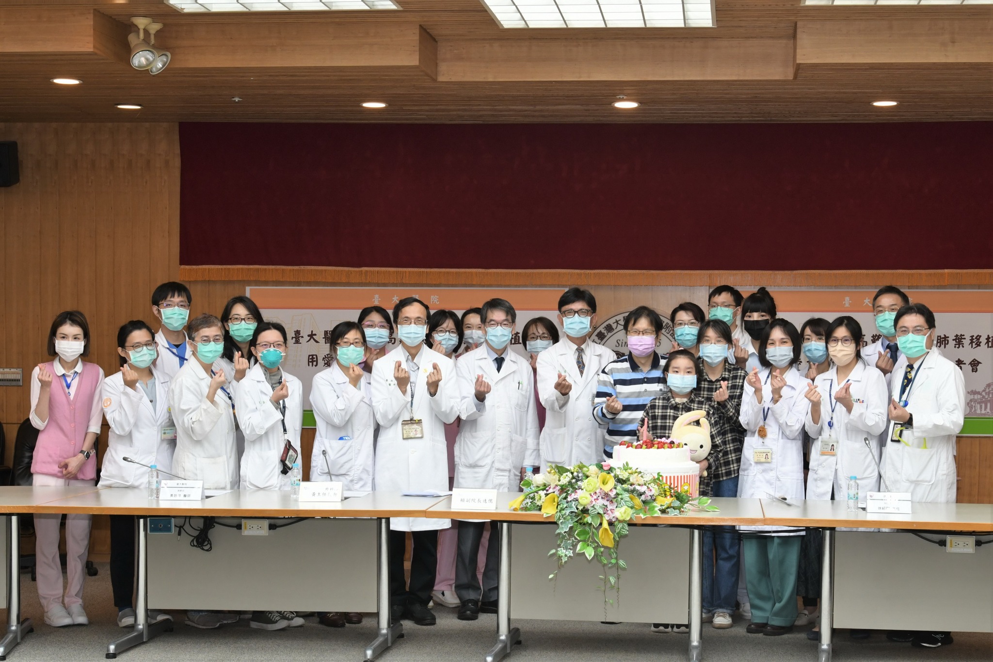 手術出動四個團隊，一共歷經15小時，最終順利完成！