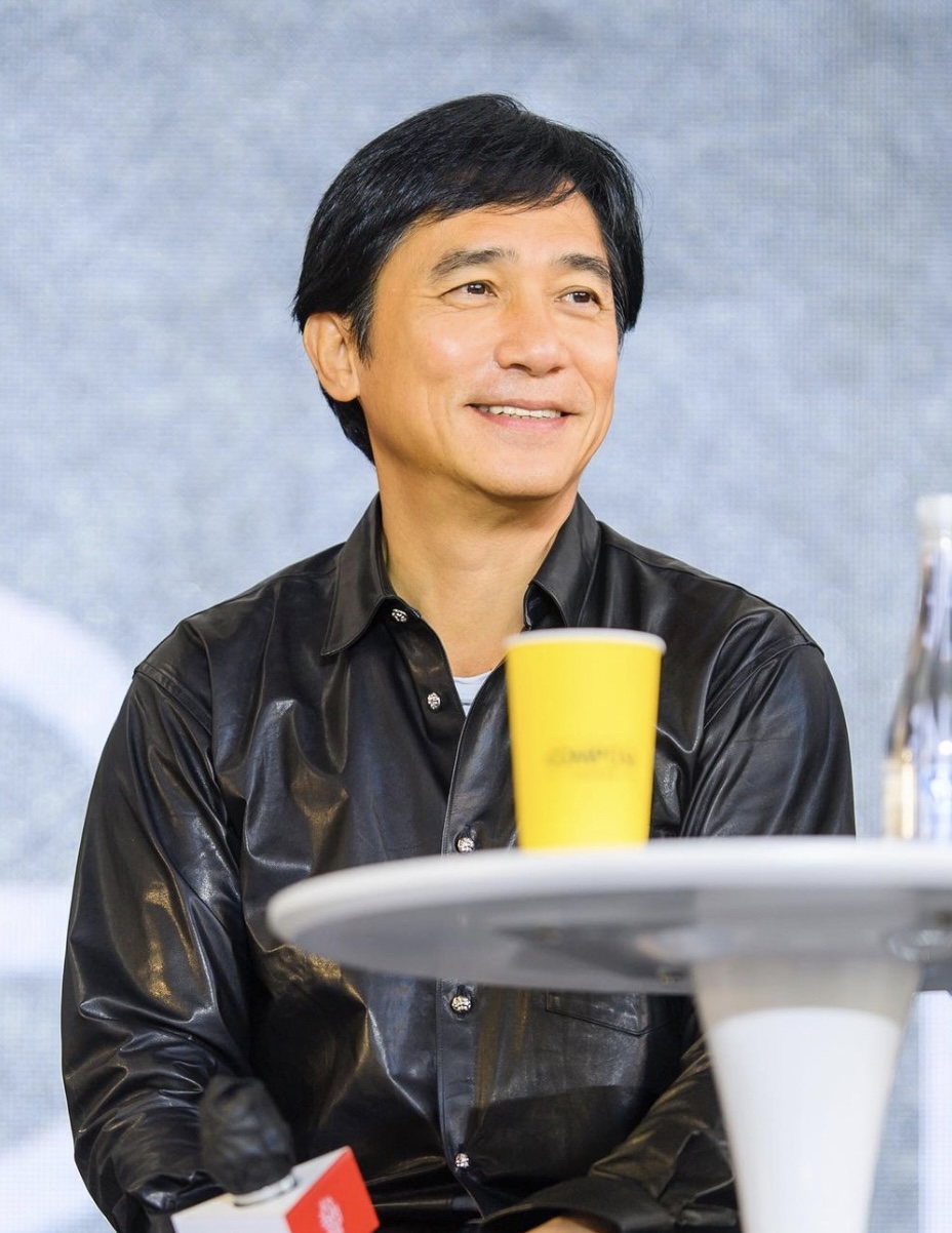 梁朝偉常以招牌靦腆笑容示人。