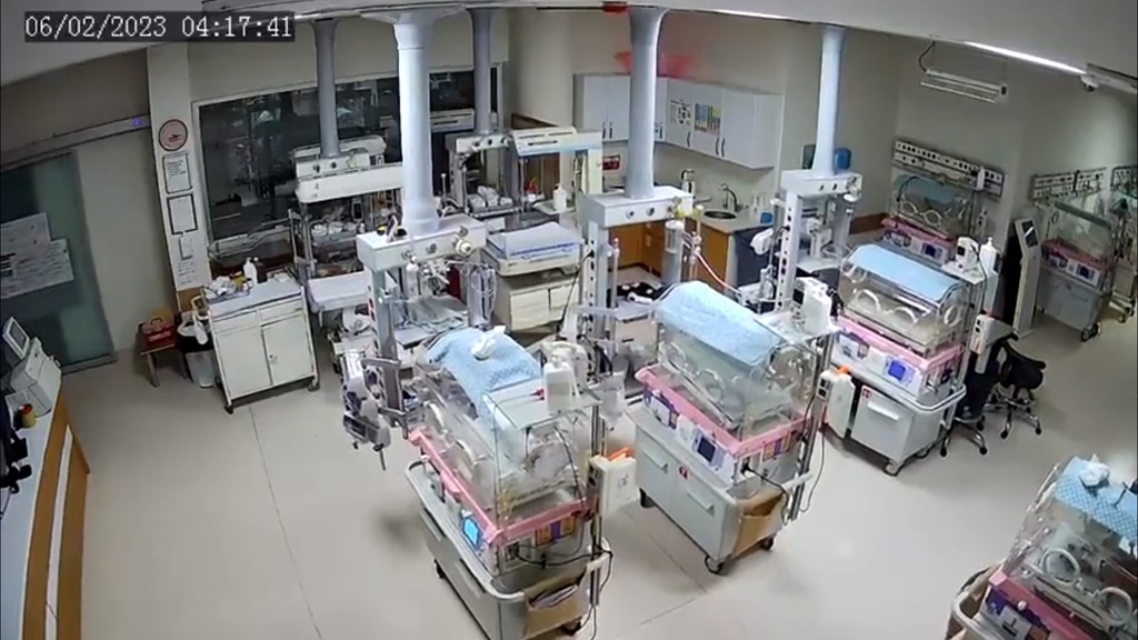 地震發生一刻，初生兒病房原本空無一人。
