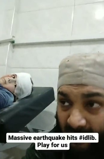 由於傷者不停的增加，但床位與醫療資源有限，所以他與其他醫生被迫當「劊子手」.