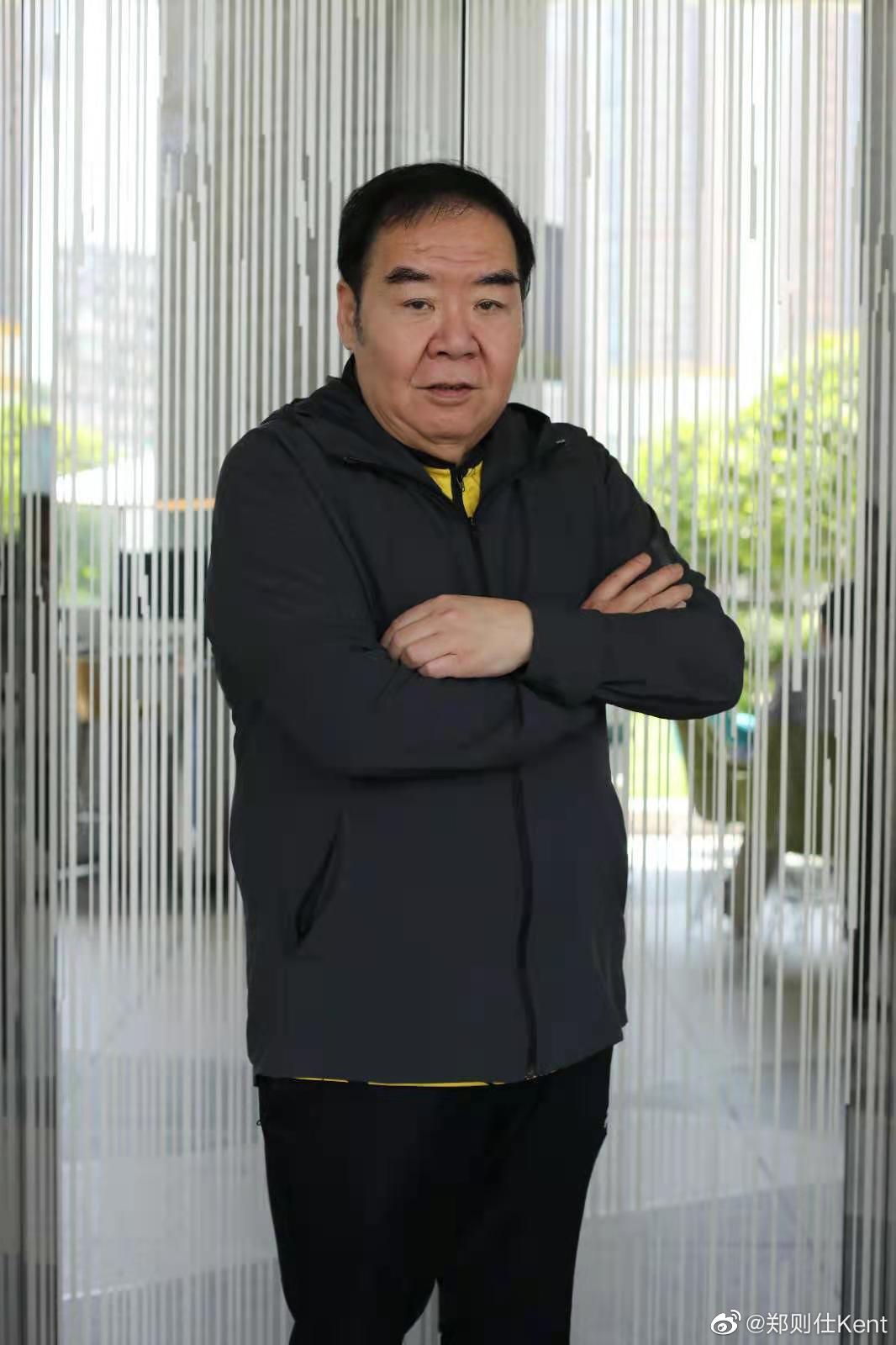 鄭則仕比以往清瘦許多,不僅沒了大肚腩,臉部也較瘦,整體看起來比以前更加精神。