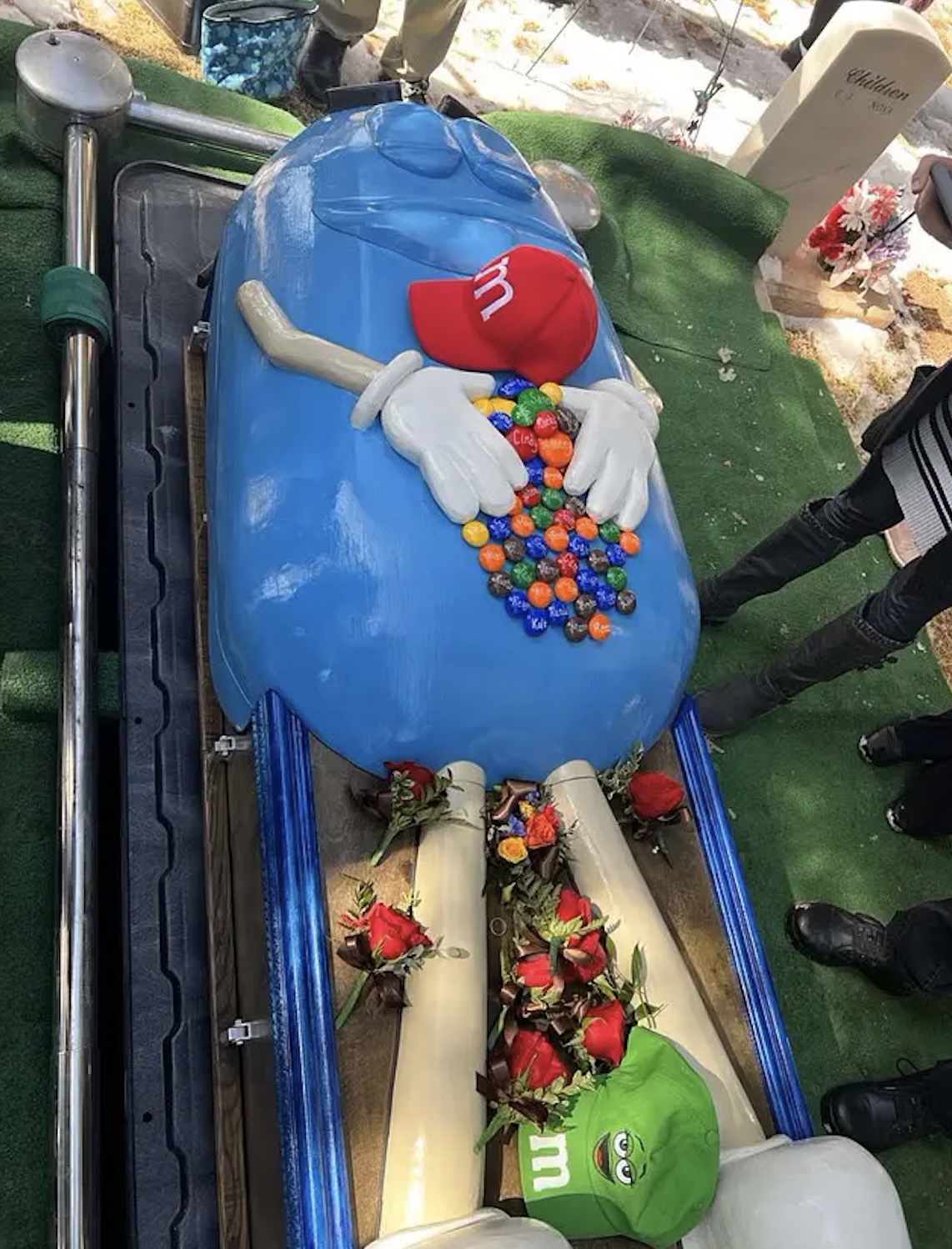 家人為婆婆舉辦M&M’s主題葬禮。