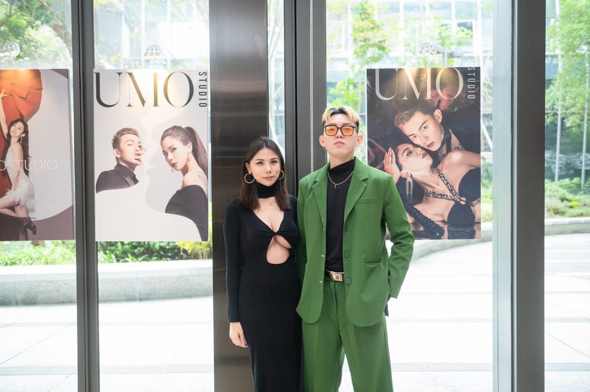 蕾菈身穿火辣洋裝與高跟鞋和老公一起出席活動。