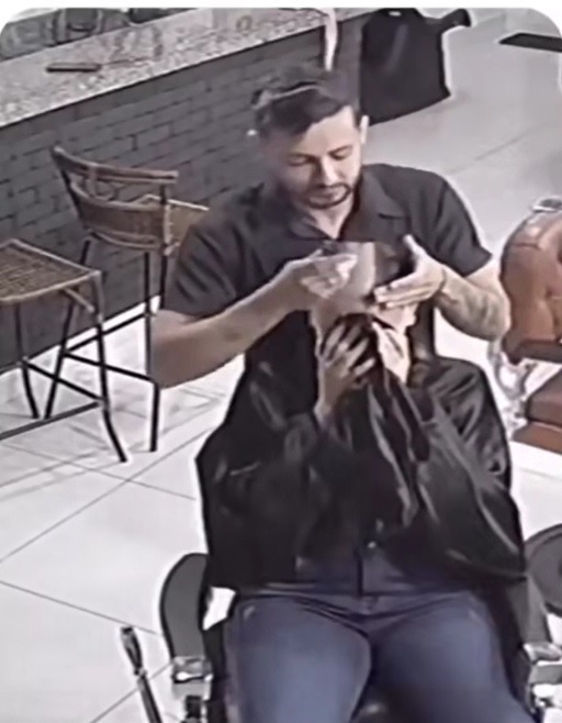 女子難忍心中悲傷。