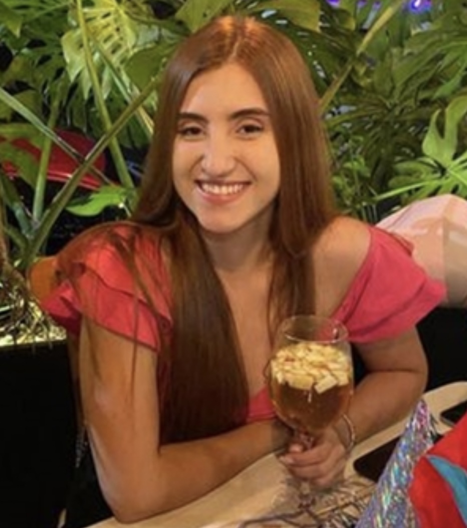 這名年僅21歲的女大學生是凱倫（Karen Julieth Cárdenas Uribe）。