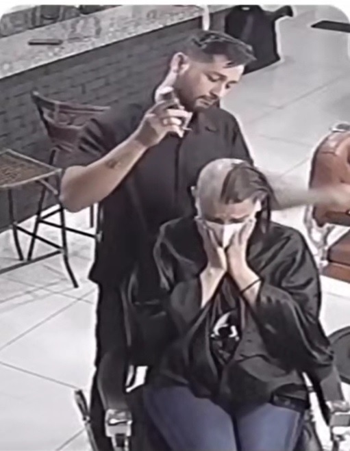 女子在剃髮的過程中數度忍不住痛哭。