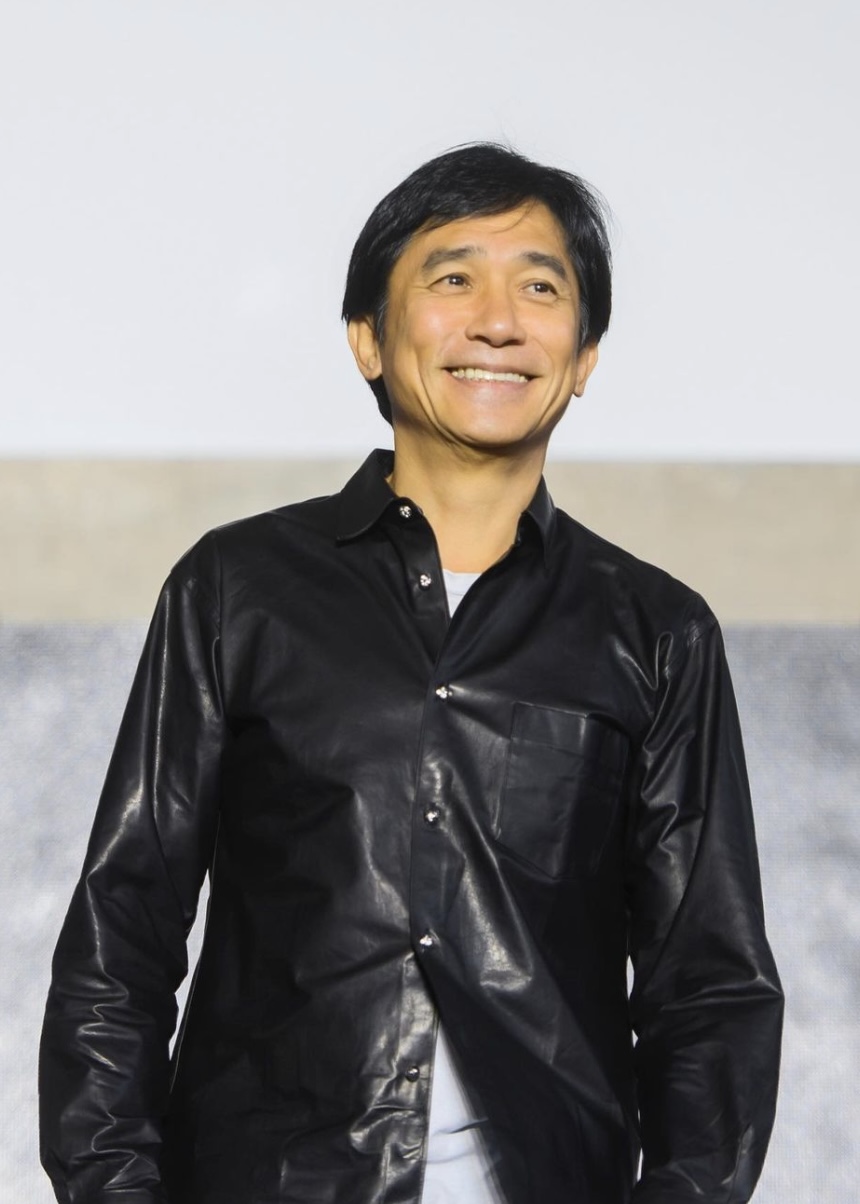 梁朝偉坦言，初次見面的時候會緊張，人多的時候會不知所措。