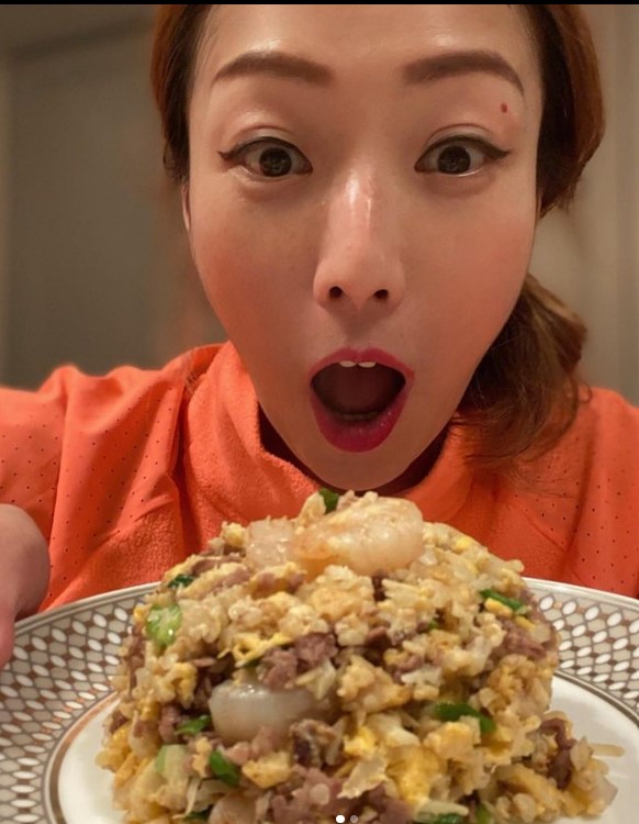 白椰菜花取代白飯,僅利用白椰菜花、鷄蛋、葱花、蝦仁等炒在一起。