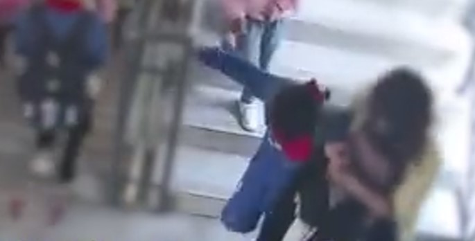 老師攙扶著男孩下樓,但明顯可見男孩已經沒有力氣往下走。