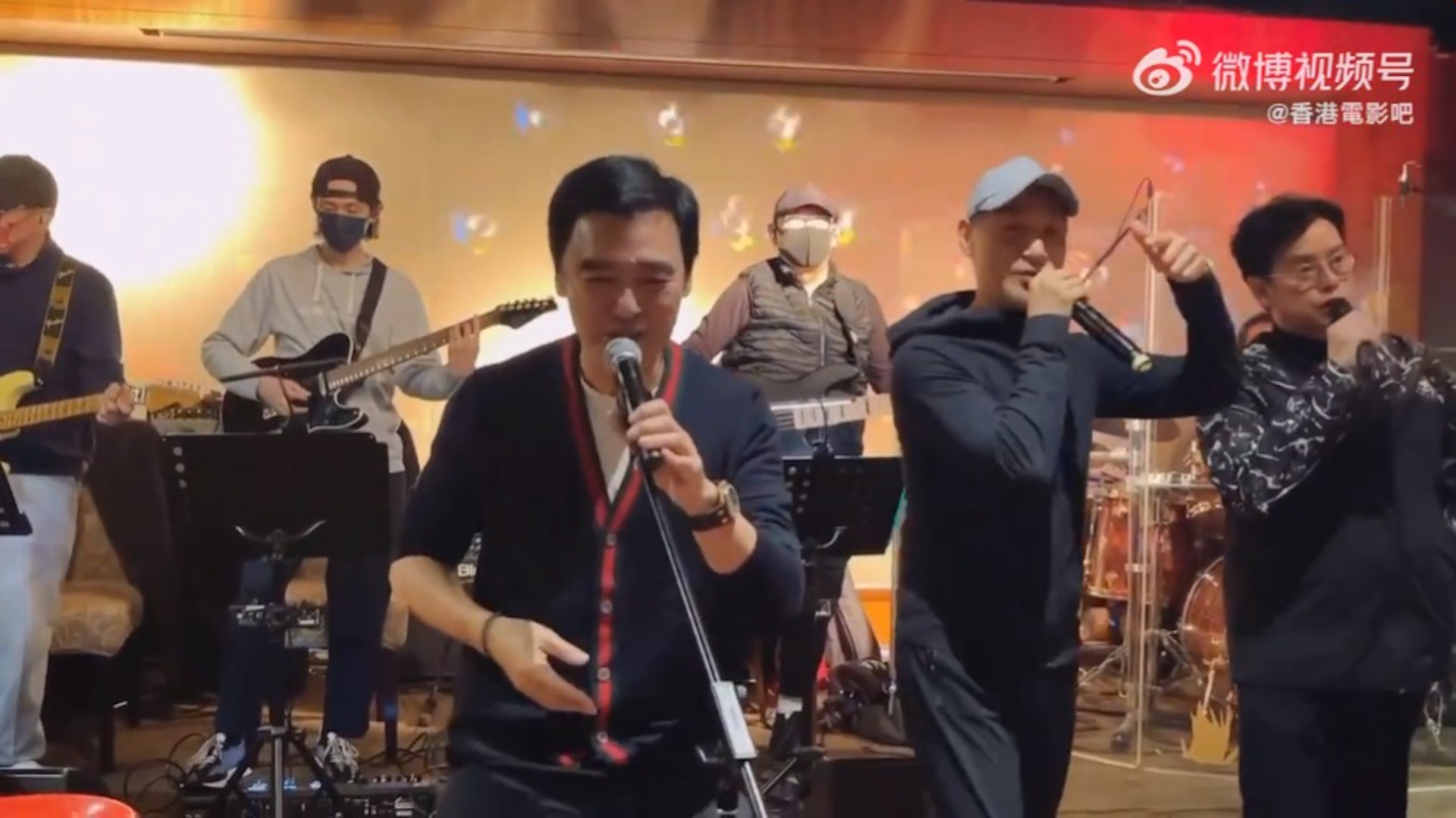 張學友與譚詠麟走上台合唱生日歌助興。