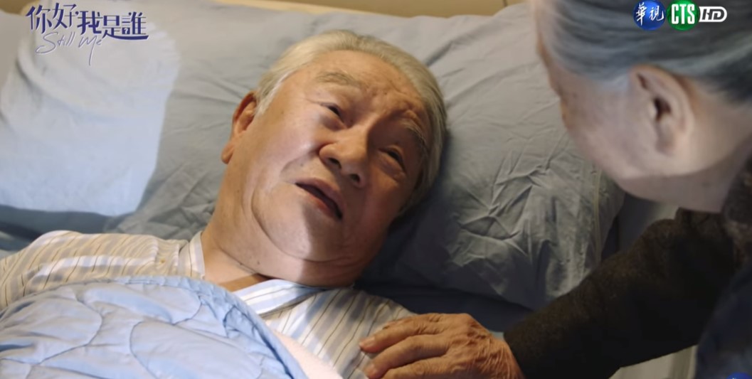 丁强結束拍攝李玖哲的MV工作後，突然開始出現失智、中風等症狀。