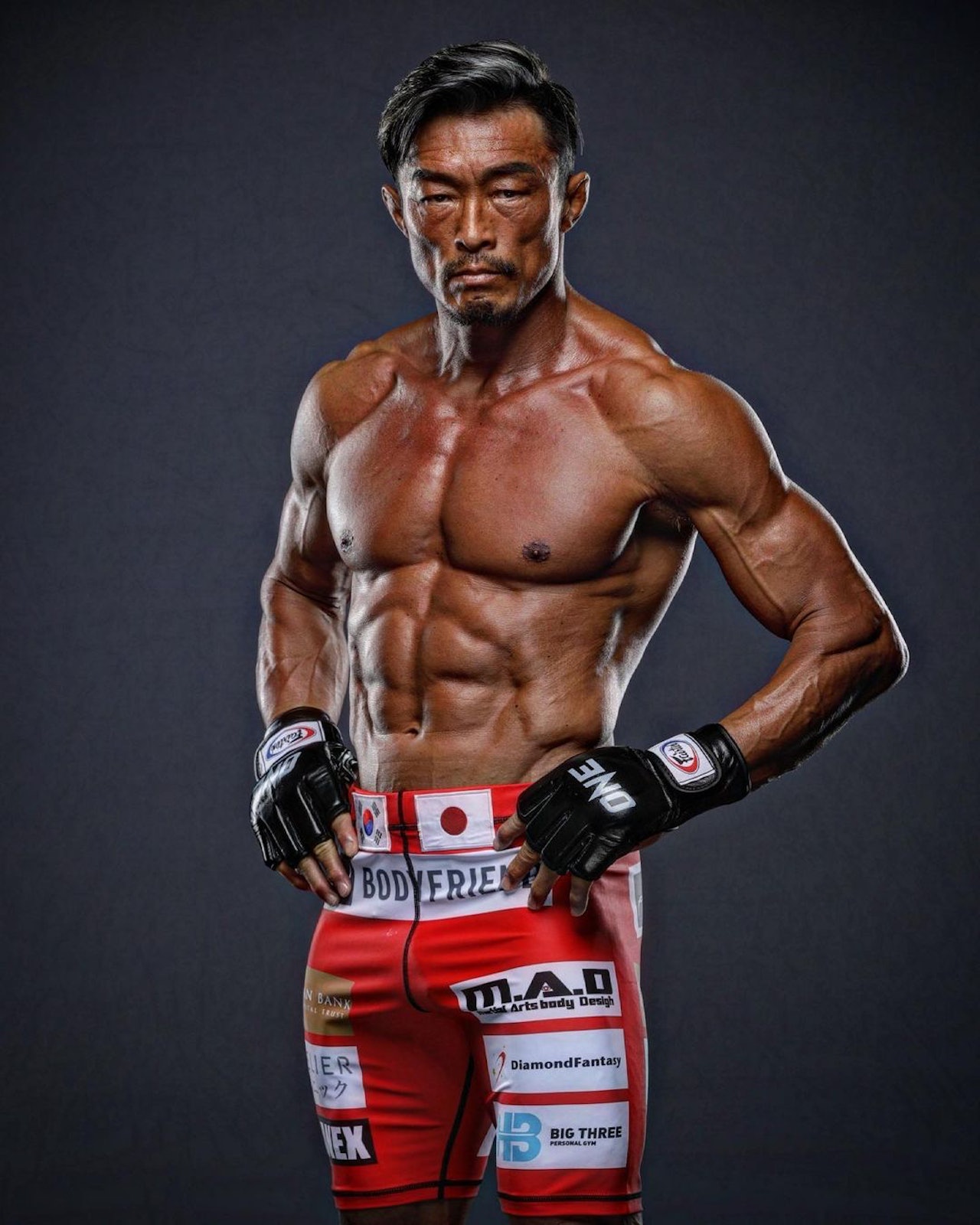 秋成勳於2004年轉型成為一名職業拳擊手和 MMA選手。