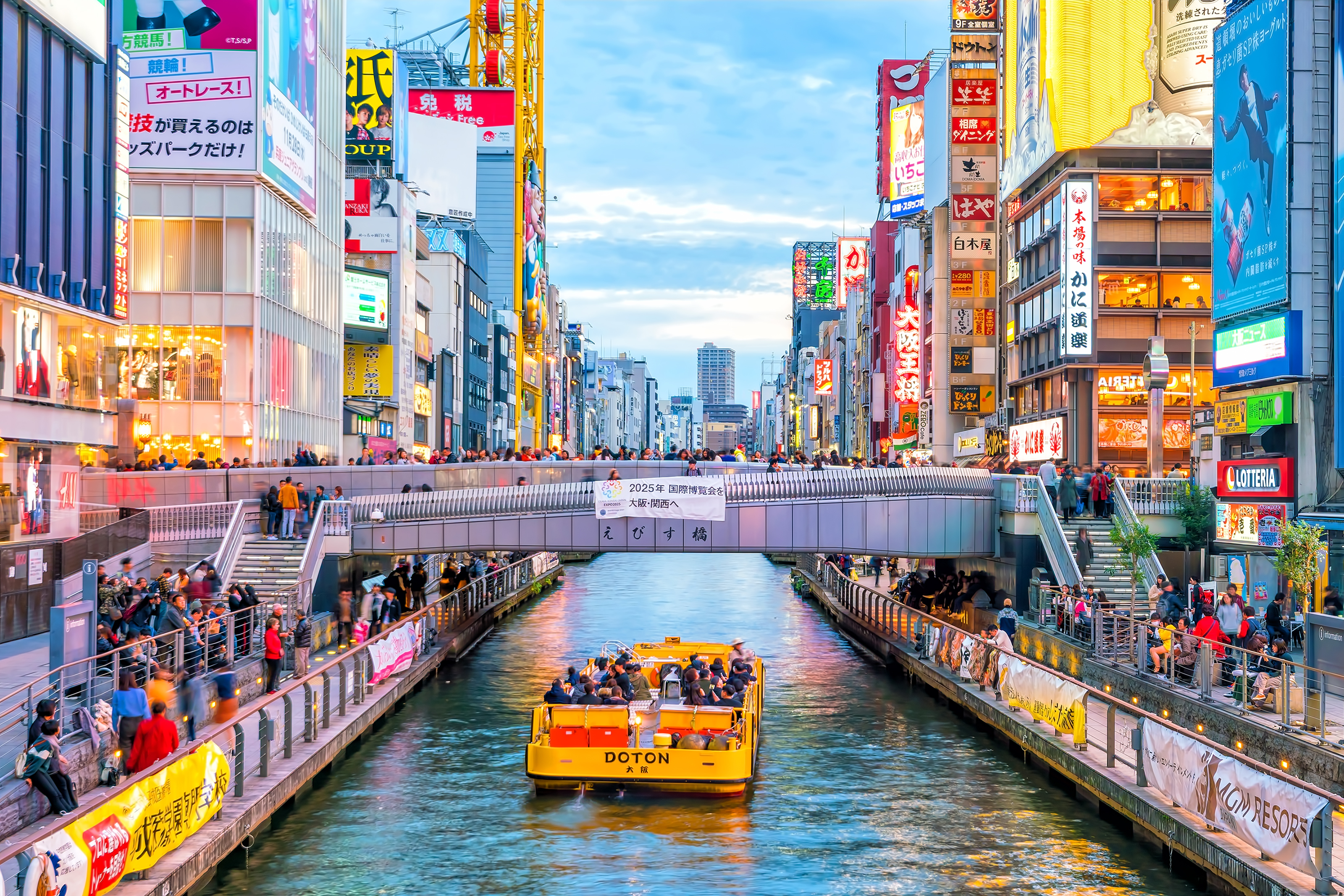 日本政府公布,從3月13日開始解除口罩令,到時無論室內還是室外,可自行決定是否佩戴口罩。