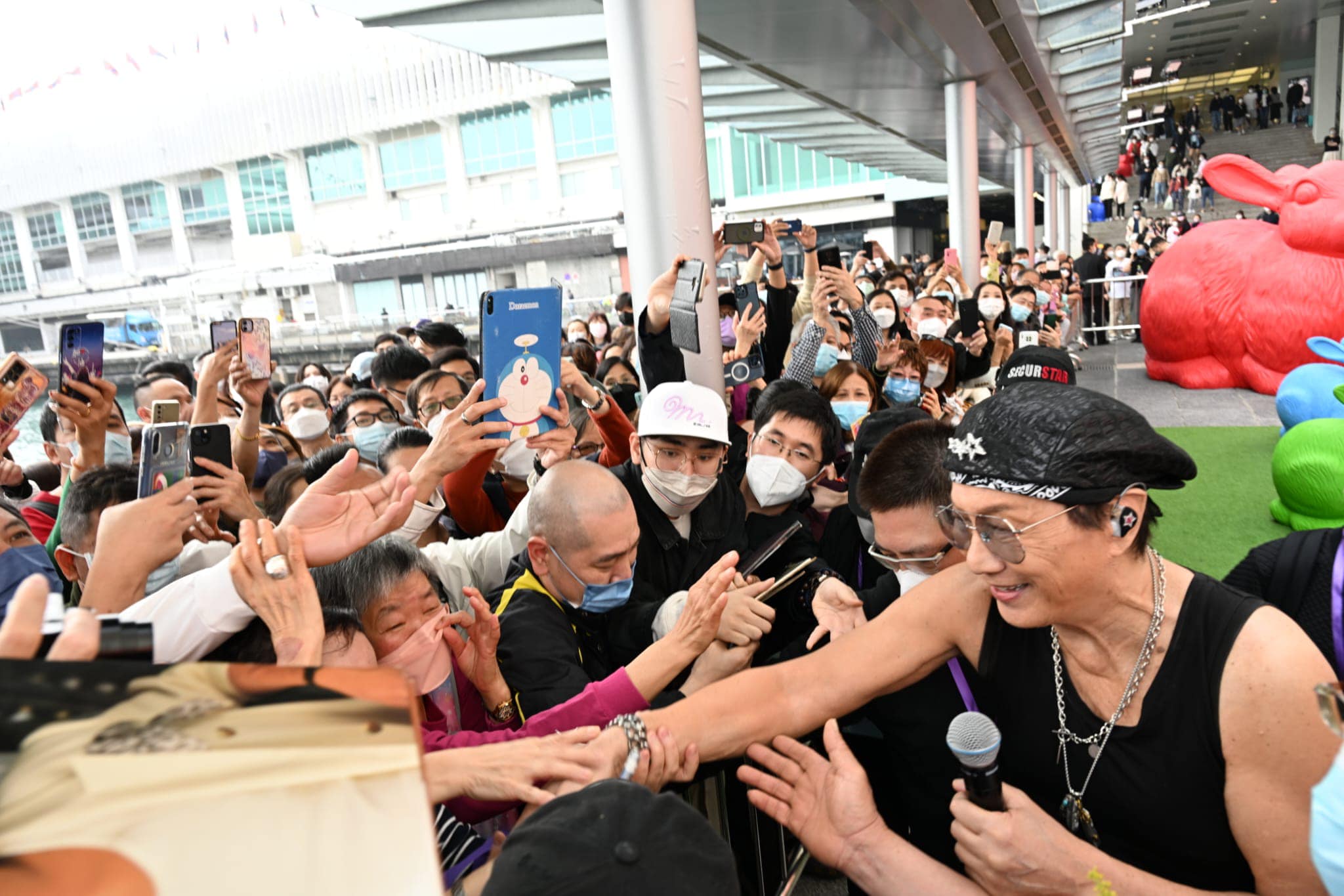 一向親民的許冠傑與歌迷們握手。
