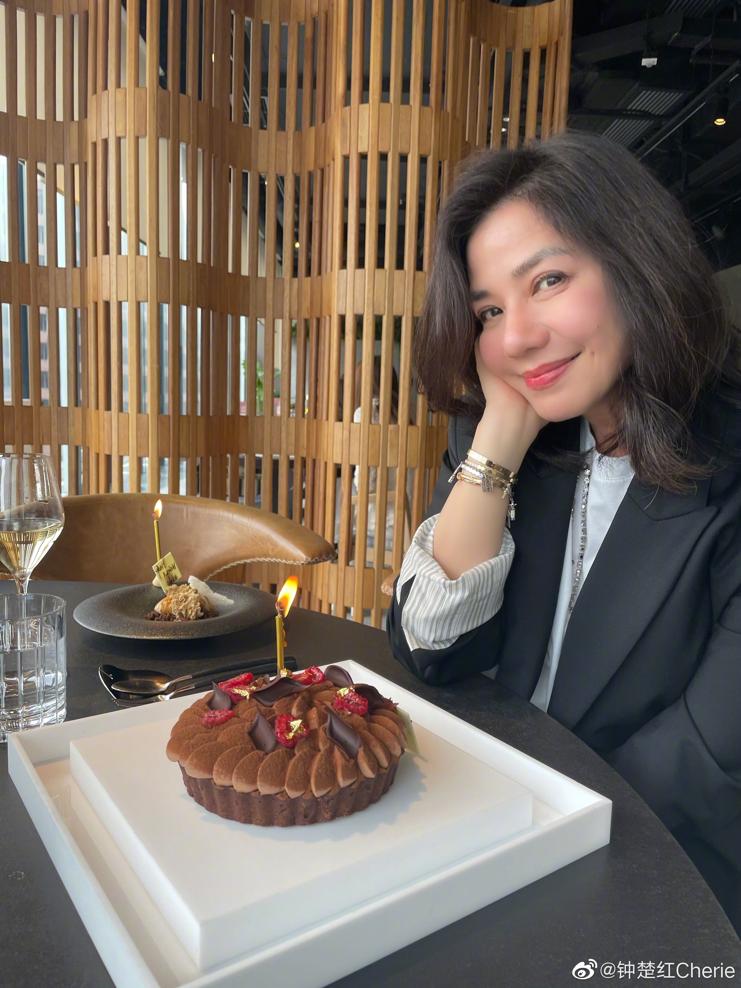 燦爛笑容加上她的招牌梨渦，讓網民紛紛表示，「這是優雅的老去」。