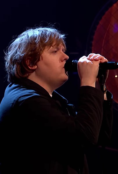 網民看了紛紛稱贊Lewis Capaldi的演藝精神,與承認自己病情的勇氣值得讓人嘉許。