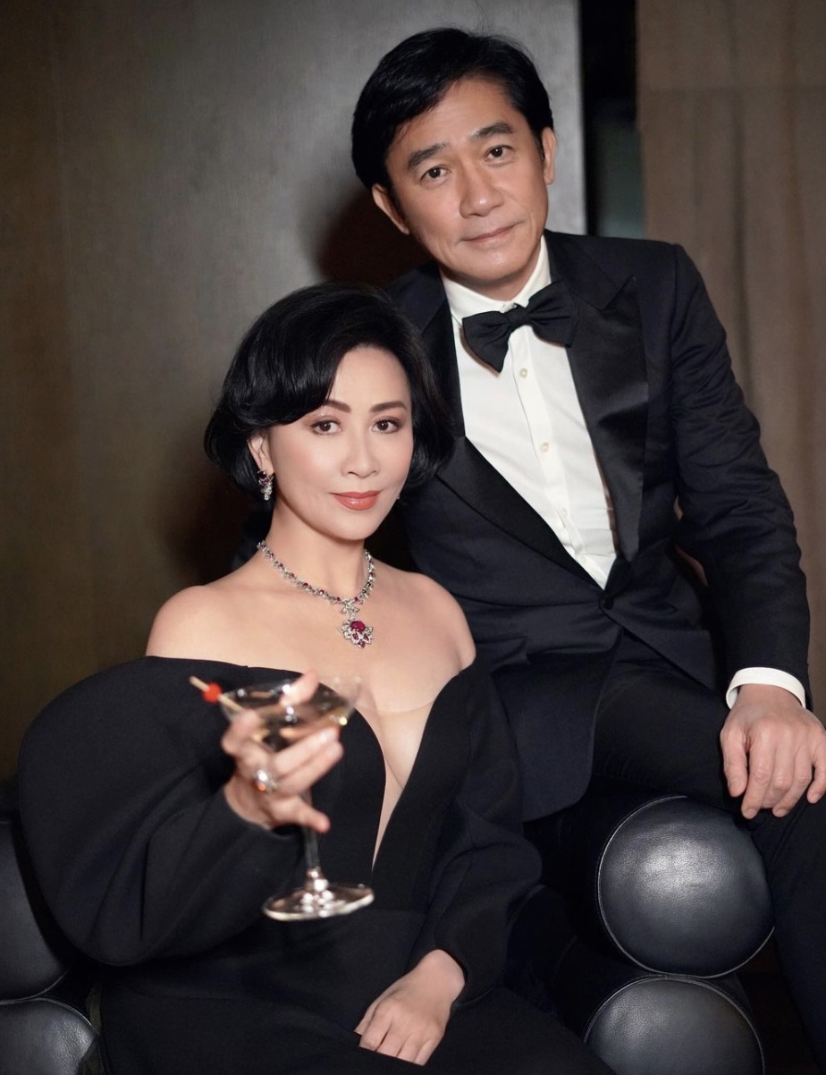 與善於社交的老婆劉嘉玲站在一起形成了強烈的對比。