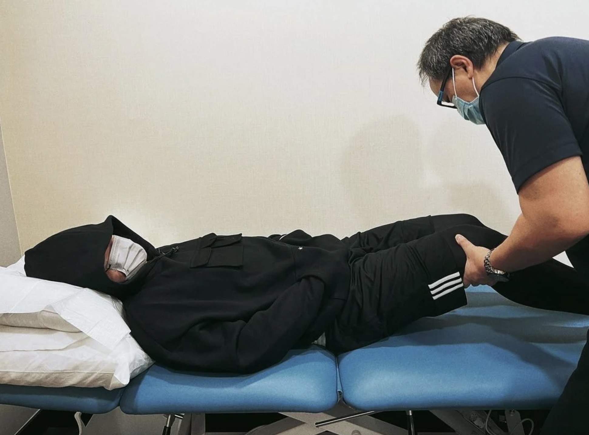 團員透露,姜濤的腳傷依舊還沒完全康復。