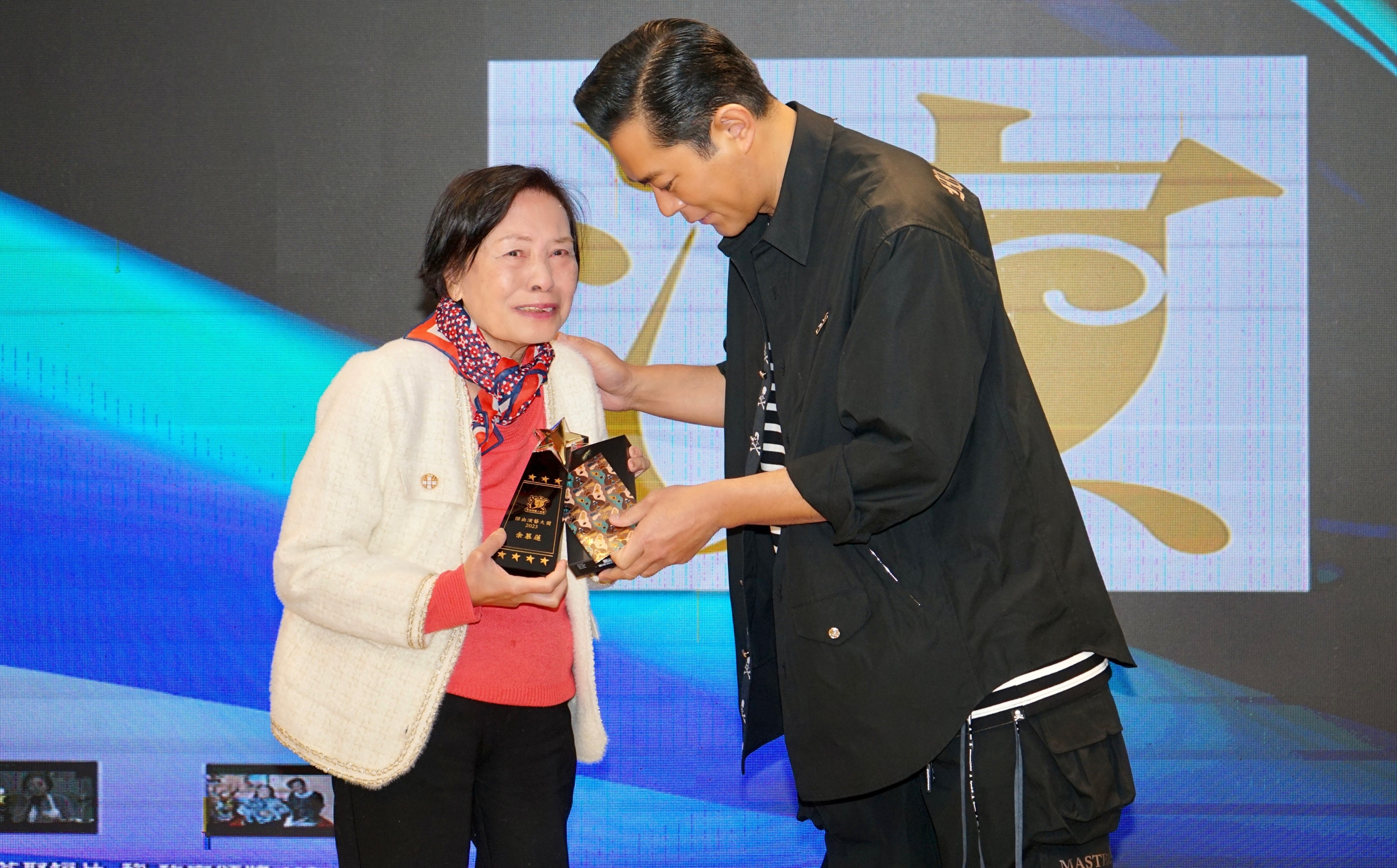 余慕蓮在台上領獎激動感動落淚，頻頻感謝古天樂照顧他們。