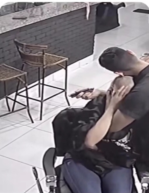 貼心理髮師給予擁抱。