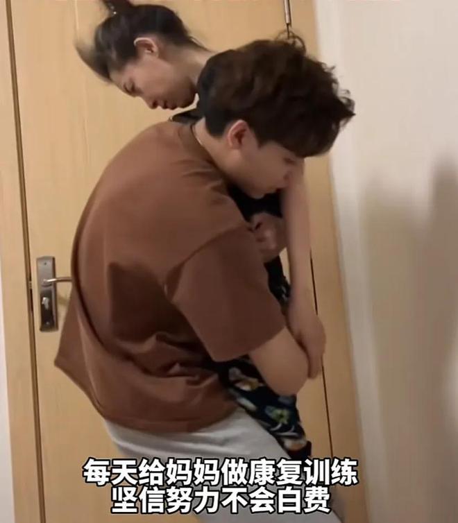 有空會幫媽媽做簡單的物理治療運動。