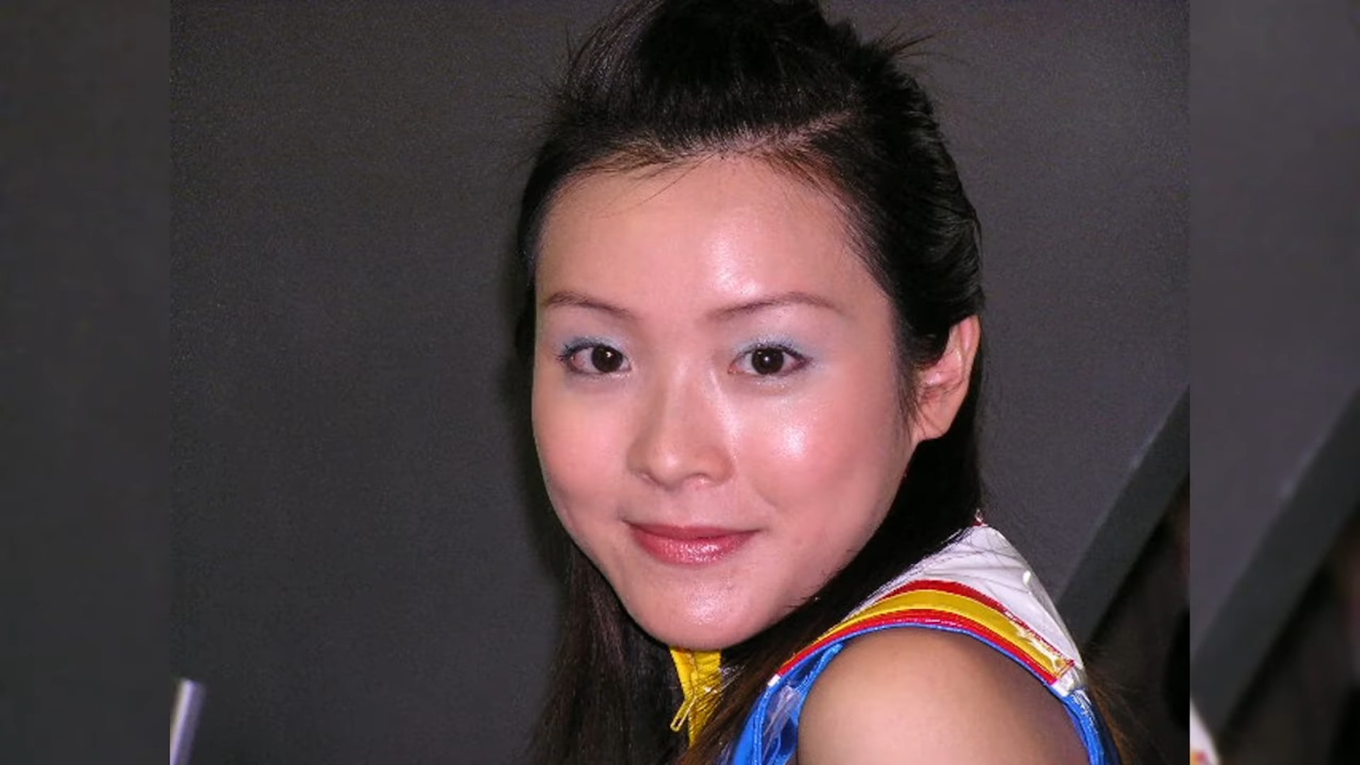 網民形容其妝容是「災難級」。