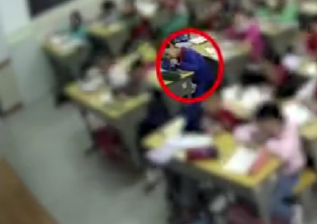 當時男孩在班上已無心上課,無奈的趴在桌上休息。