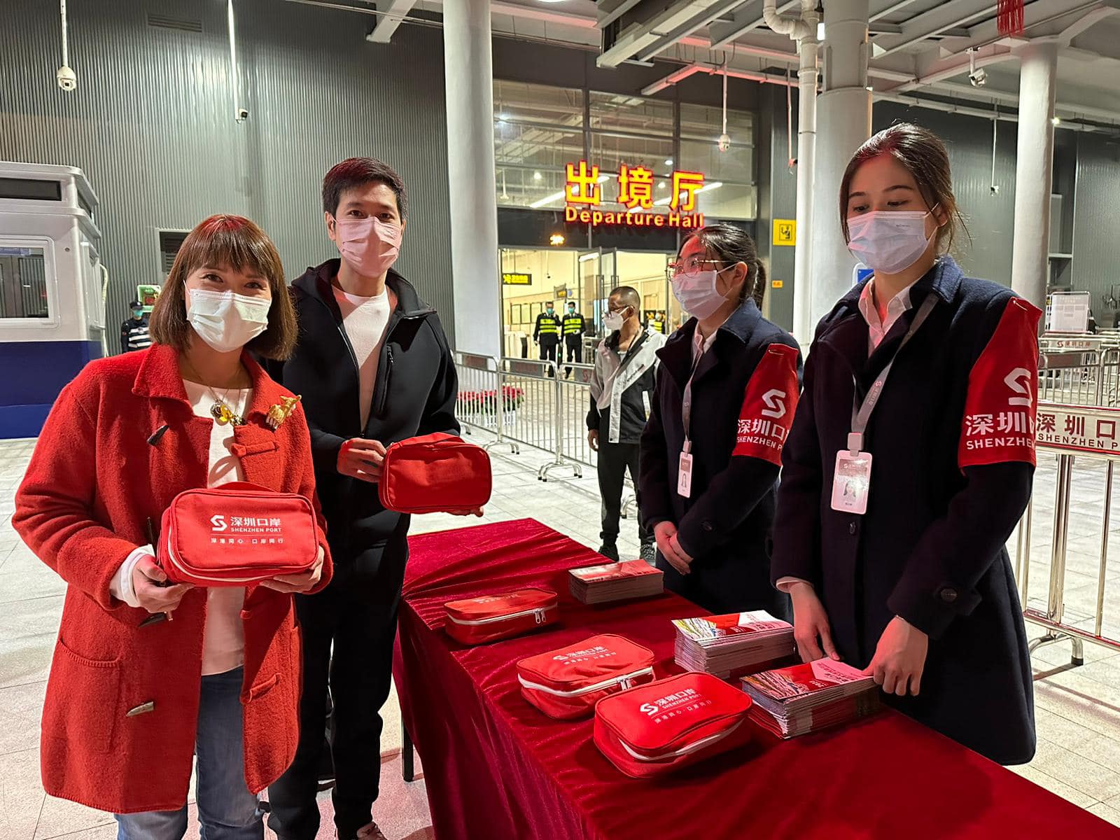 立法會議員江玉歡在社交平台分享,她率先在今日午夜12時從落馬洲過關,形容全面通關是「守得雲開見月明」