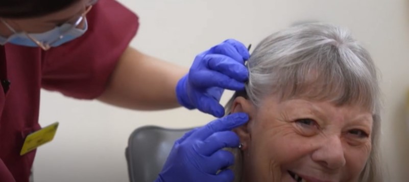 失去耳朵的患者。