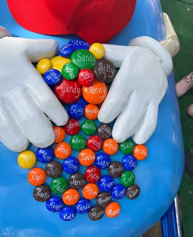 朱古力豆上面寫着婆婆6個孩子和57個孫子的名字。