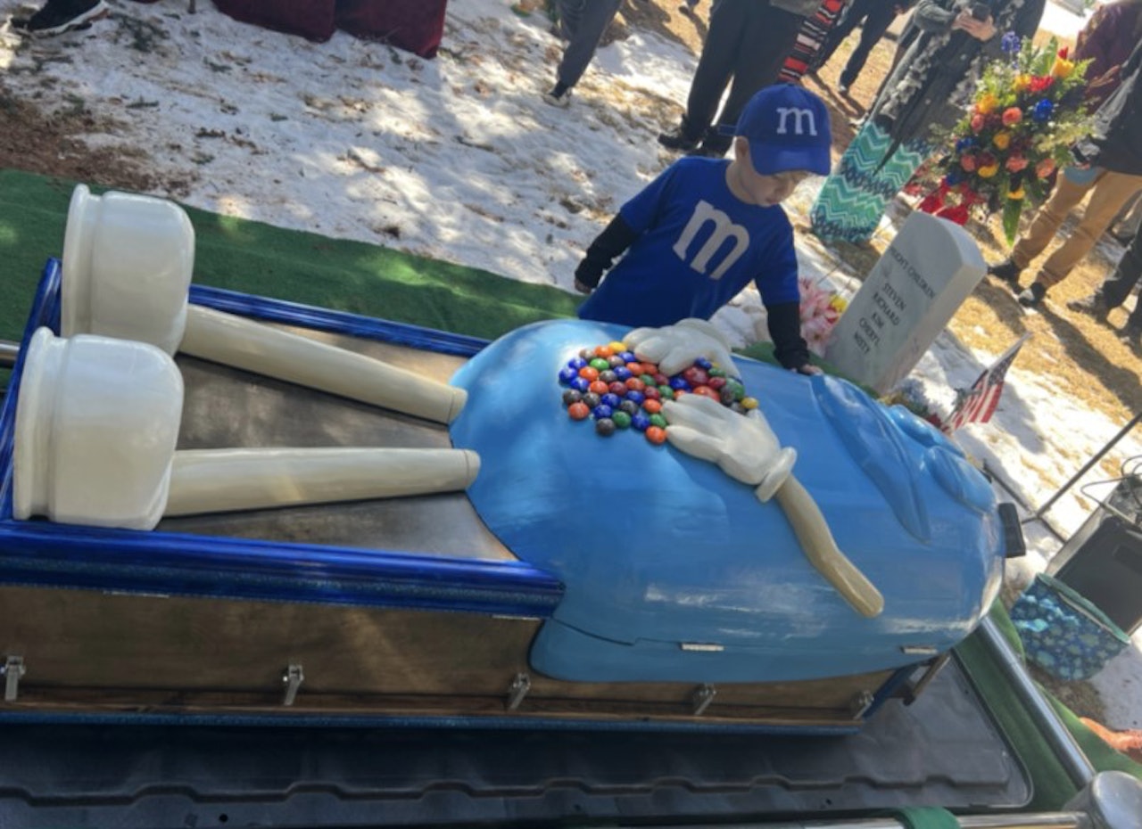 美國一位婆婆生前親自設計M&M'S棺材。