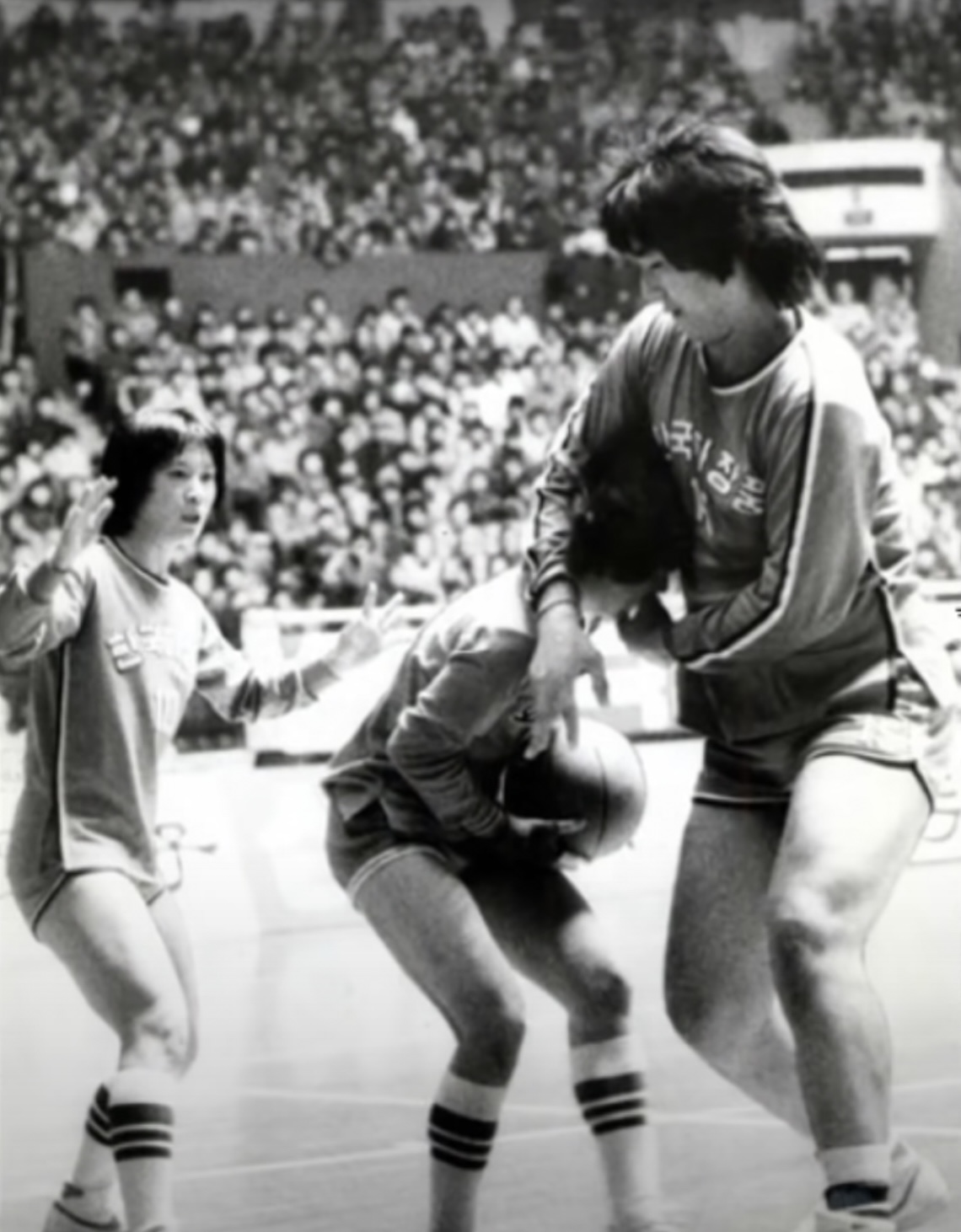 金英姬從小發育就比同齡人快，靠著身高優勢成為校隊王牌。