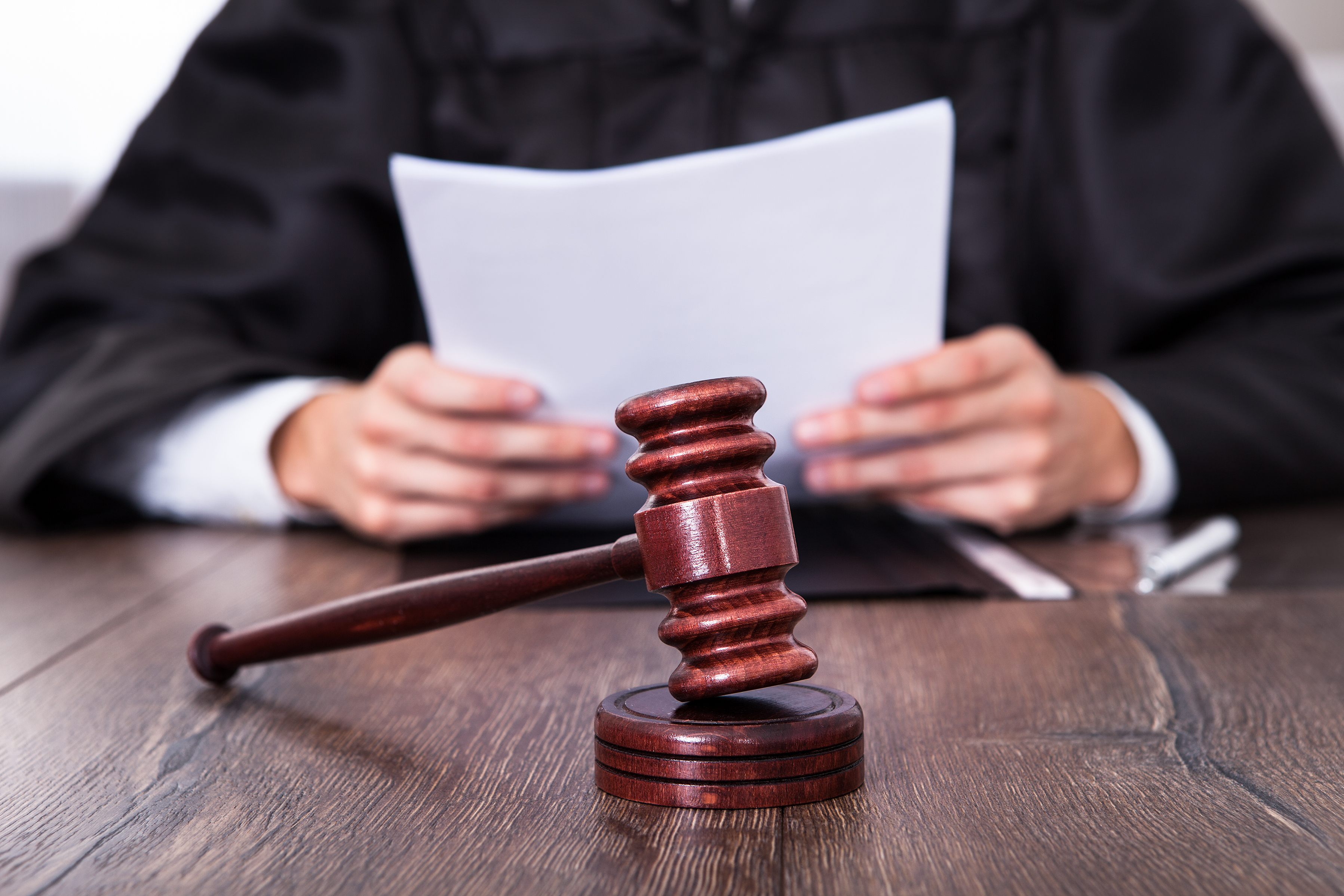 裁判官認為被告的說法自相矛盾、有違常理,因此裁定罪成。