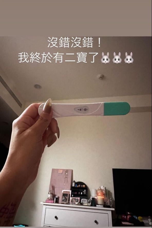 去年11月中旬從驗孕棒中驗到兩條線,並在1個多月後開始出現頻尿、孕吐等症狀。